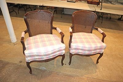 PR vintage Ethan Allen country French arm chairs. Pair of Vintage mahogany Ethan Allen country