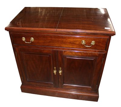 Beautiful Stickley flip top mahogany server with 2 doors 1 drawer, original finish 