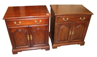 Pair of Henkel Harris solid mahogany nightstands, 1 drawer, 2 doors, original finish 