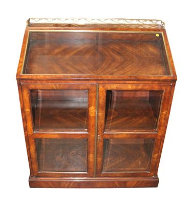 Theodore Alexander Althorp burl mahog display case. Beautiful Theodore Alexander Althorp
