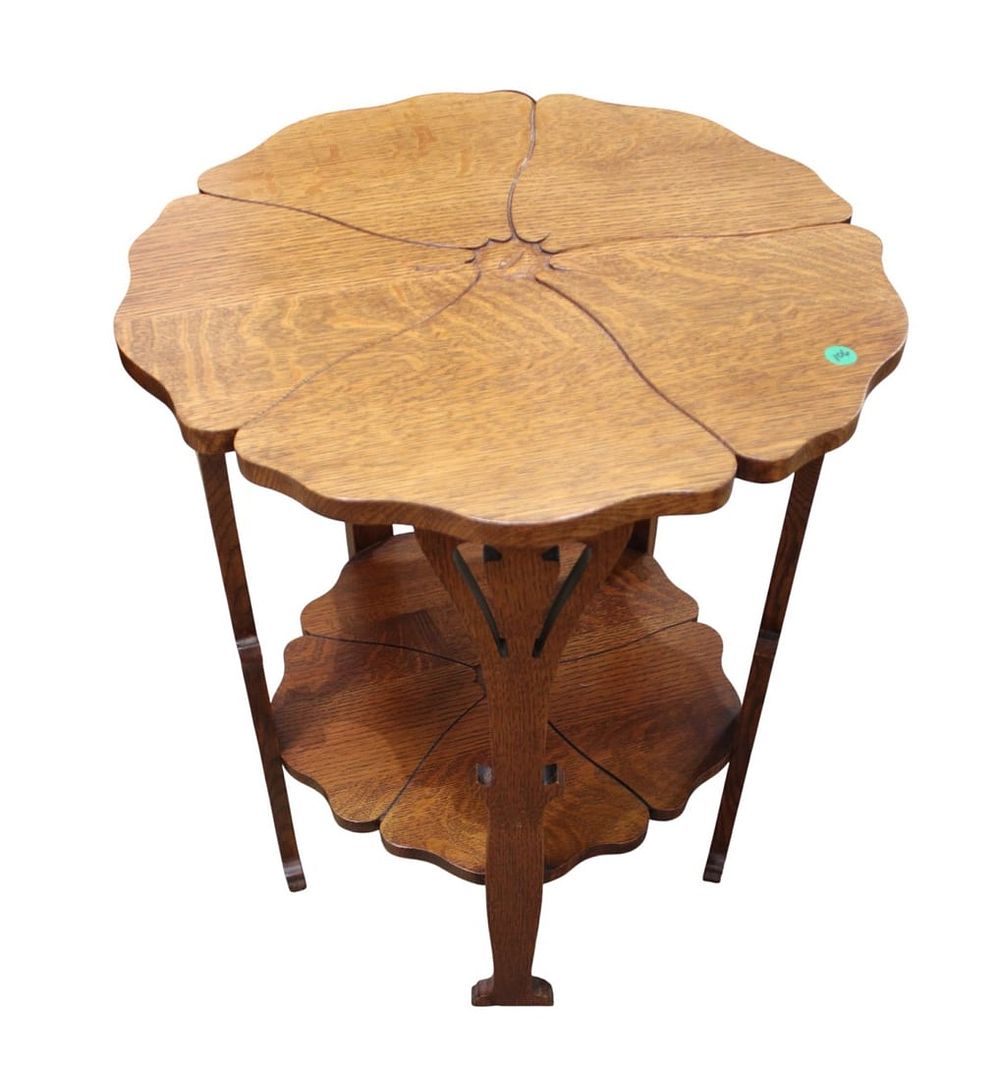 Stickley arts & crafts mission round table nice model. Nice model Stickley arts and crafts 