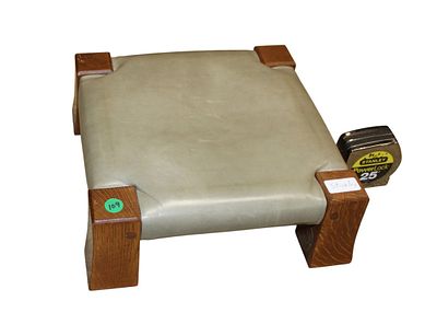 Stickley mission petite monk footstool, lot 110 match. Stickley mission oak and leather petite 