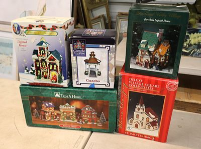 5 Christmas porcelain houses incl. Bayberry Village. 5 Christmas decorations porcelain houses. 