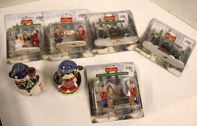 5 Xmas Village access. & 2 Xmas music boxes, working. 7 piece lot: 5 Christmas Village 