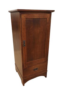 Stickley mission oak bow tie side cabinet. Stickley mission oak one door one drawer side cabinet 