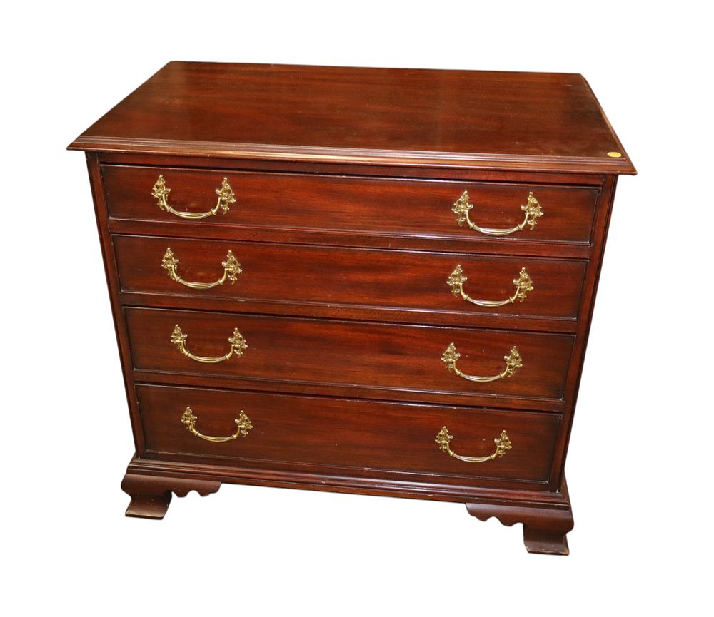 Henkel Harris mahogany bachelors chest. Henkel Harris solid mahogany 4 drawer bracket foot 