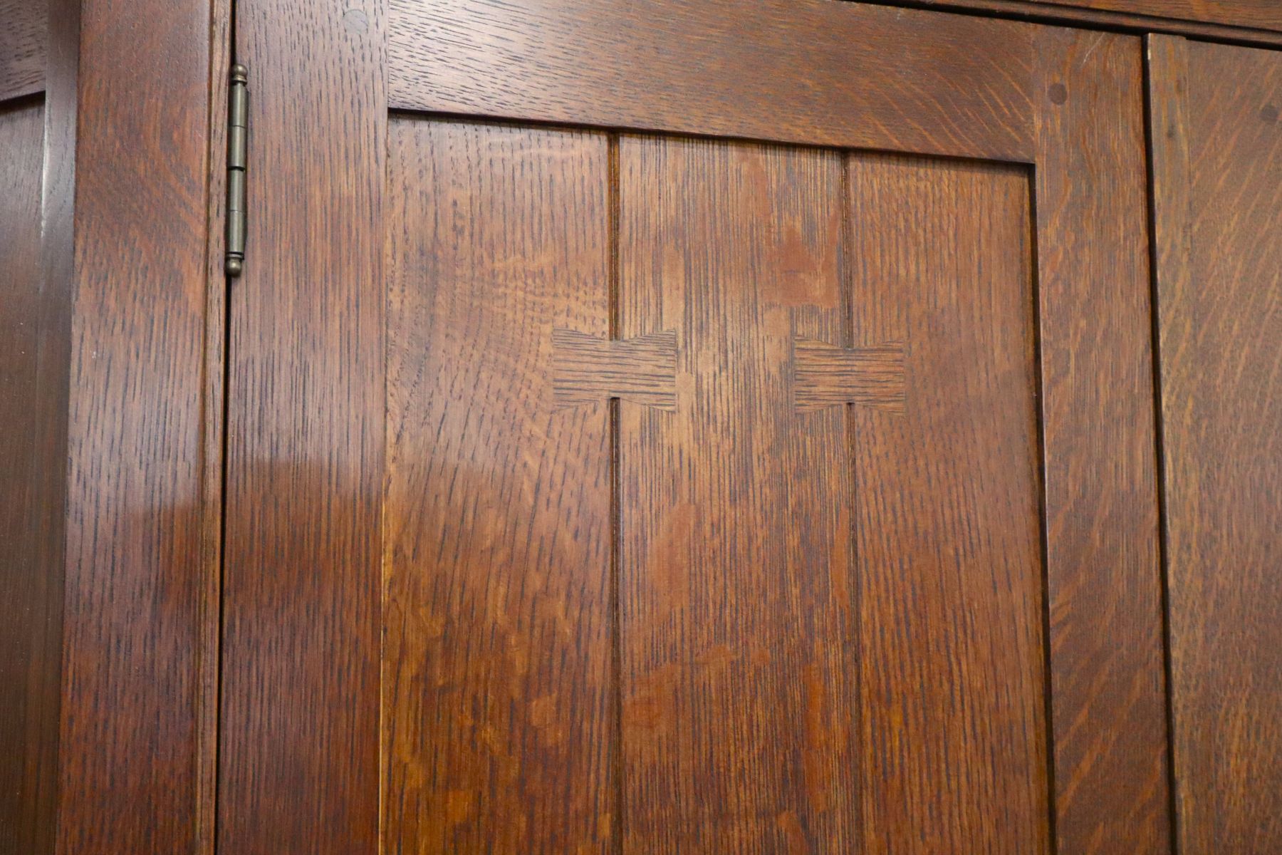 Stickley mission oak corner bow tie corner cabinet