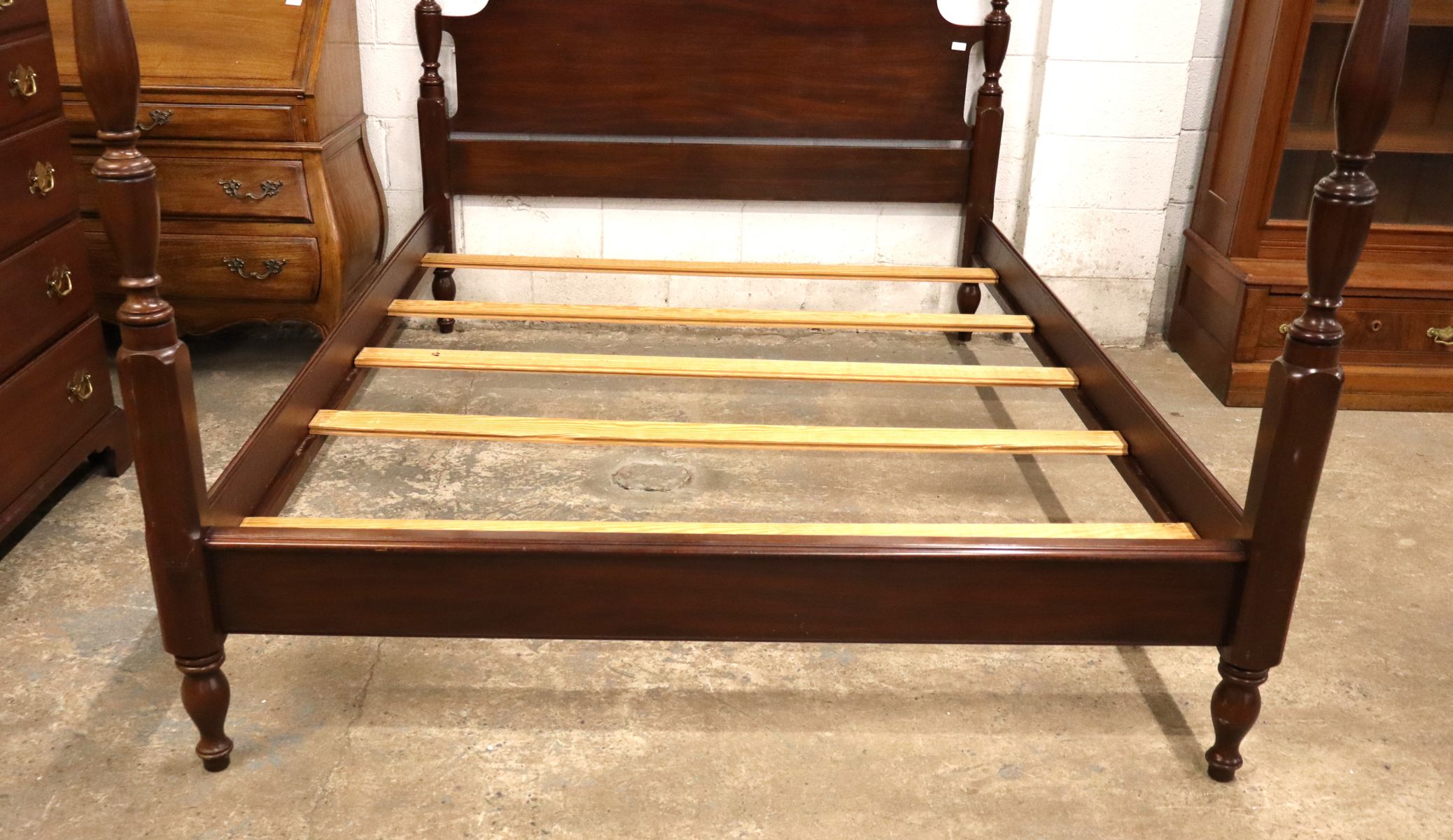 Nice Henkel Harris Virginia Galleries queen size 4 poster bed in solid mahogany with mattress slats, original finish
