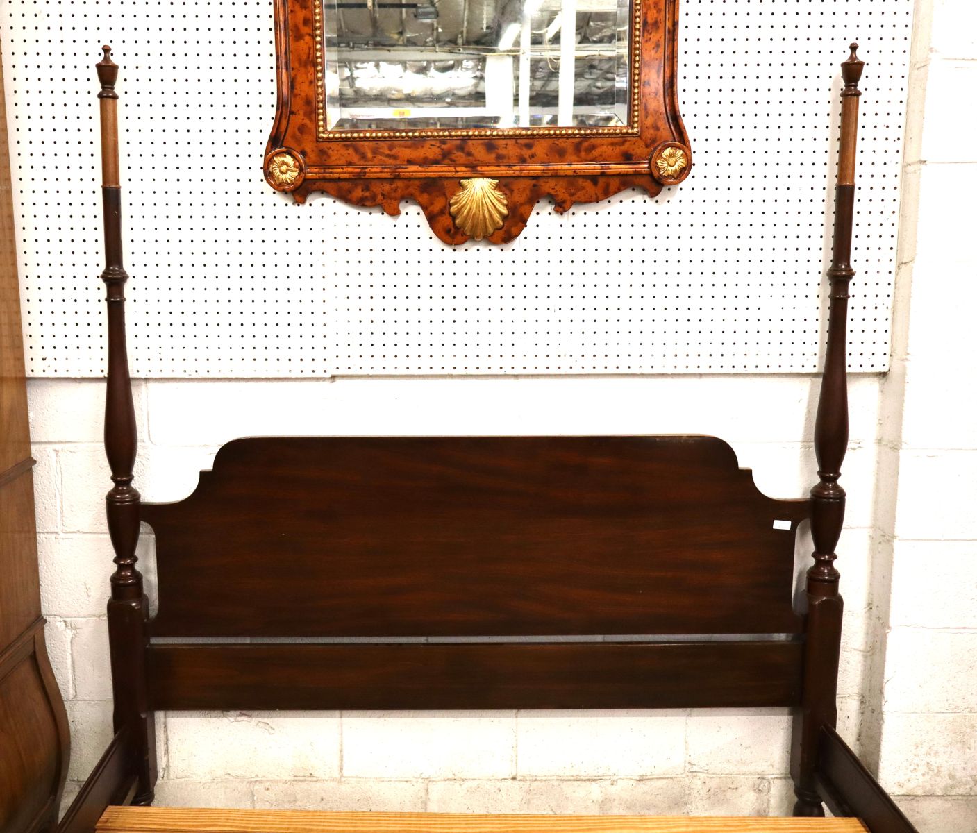 Nice Henkel Harris Virginia Galleries queen size 4 poster bed in solid mahogany with mattress slats, original finish