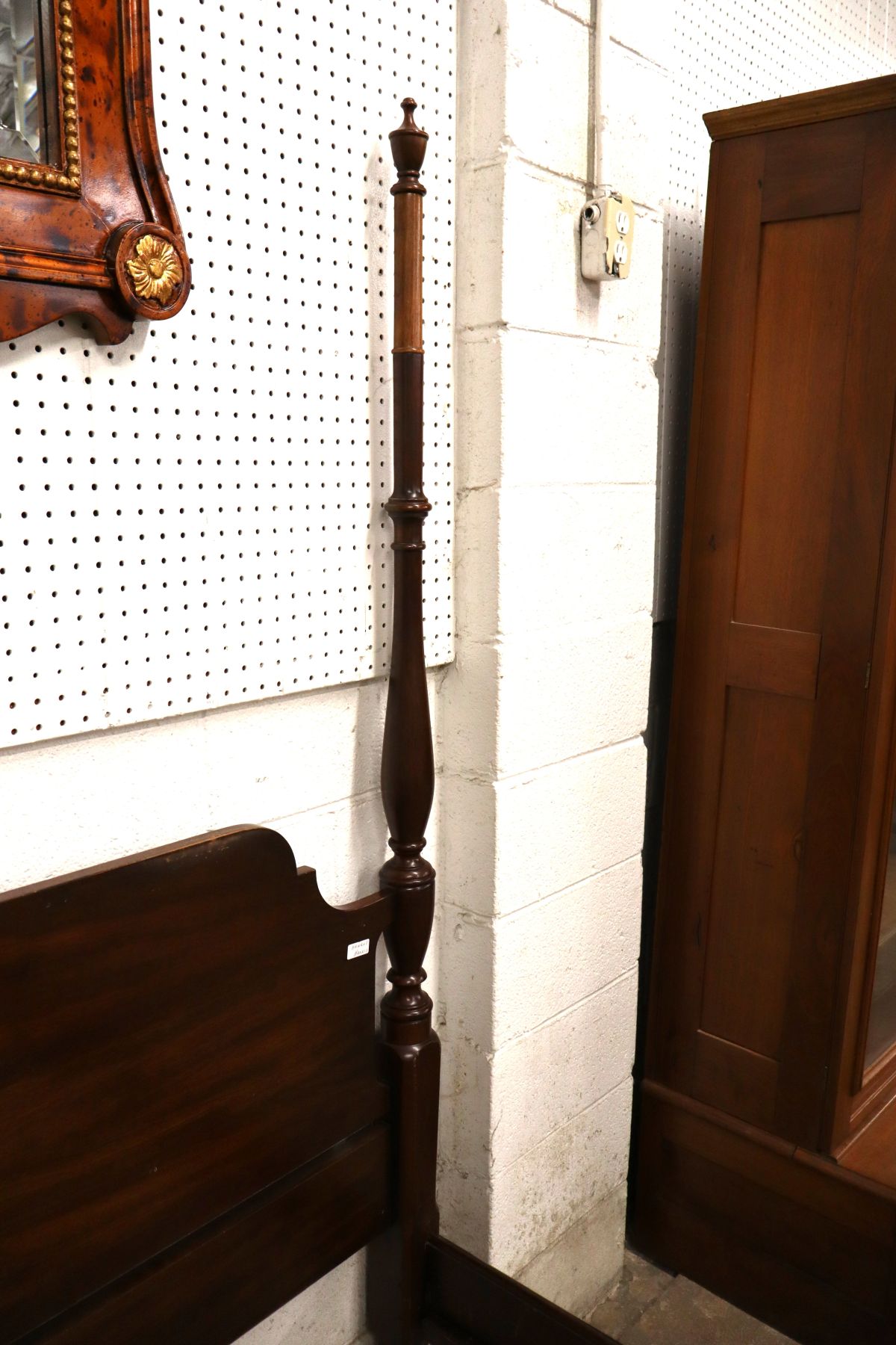 Nice Henkel Harris Virginia Galleries queen size 4 poster bed in solid mahogany with mattress slats, original finish