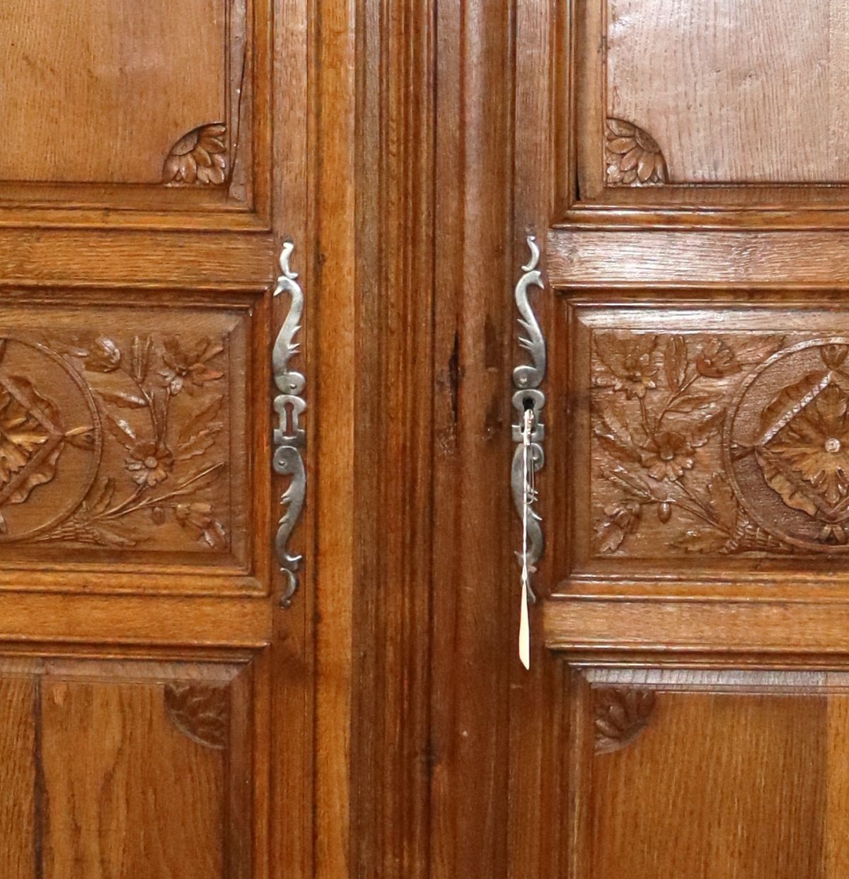 Antique FR carved oak cupboard ca1790-1820's w/key