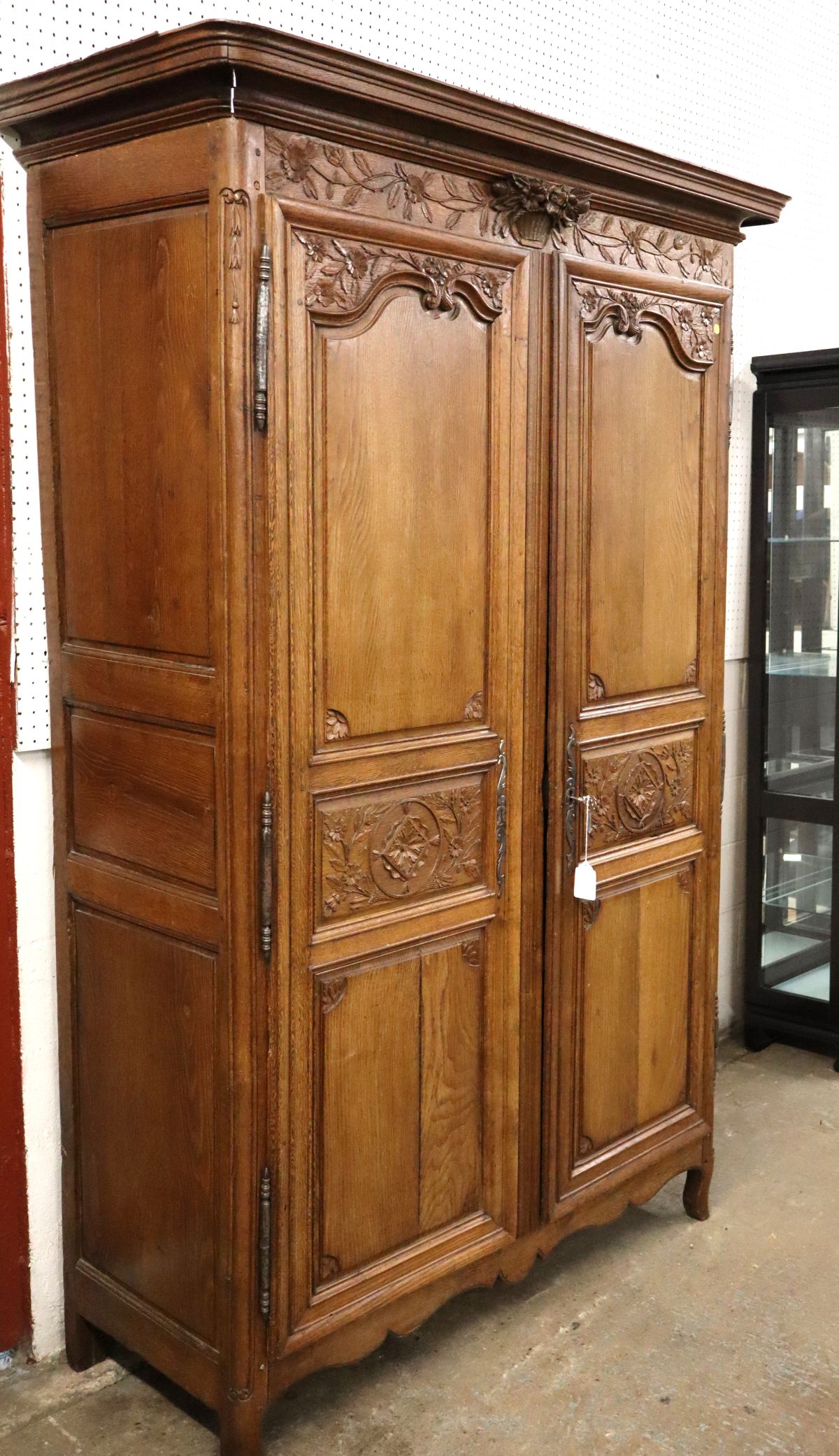 Antique FR carved oak cupboard ca1790-1820's w/key