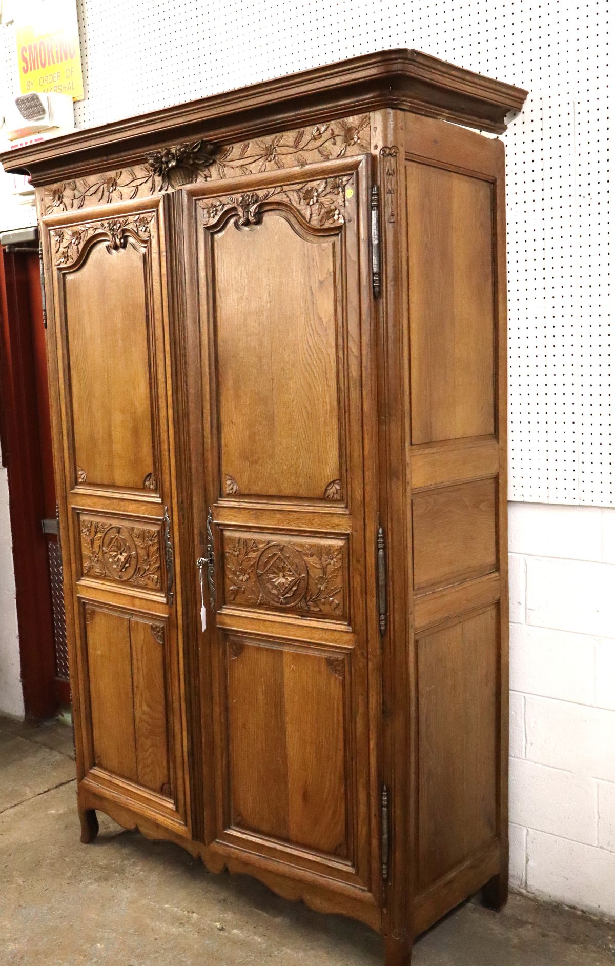 Antique FR carved oak cupboard ca1790-1820's w/key