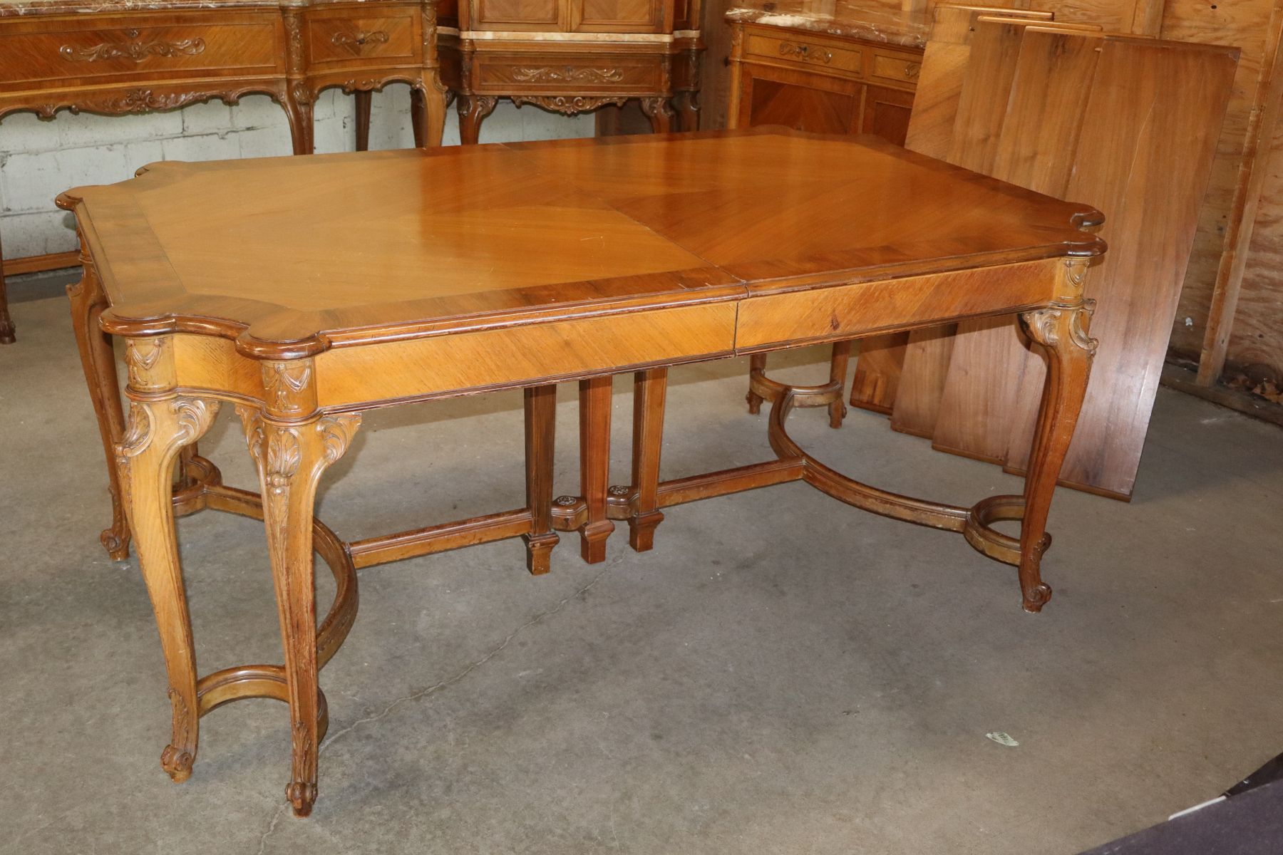 Antique FR mah/rswd 11 leg dining table w/4 leaves