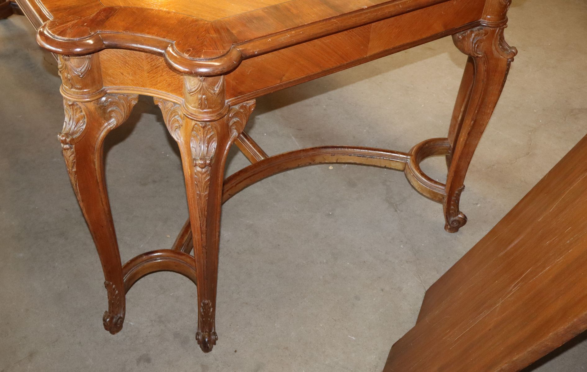 Antique FR mah/rswd 11 leg dining table w/4 leaves