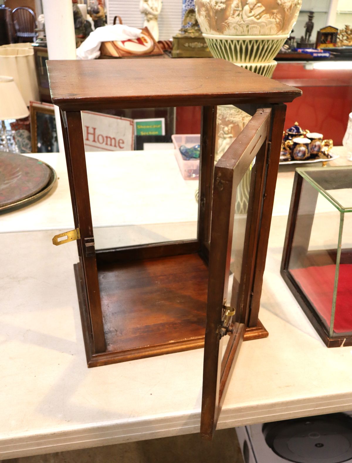 Antique 1 door mahogany case counter top display
