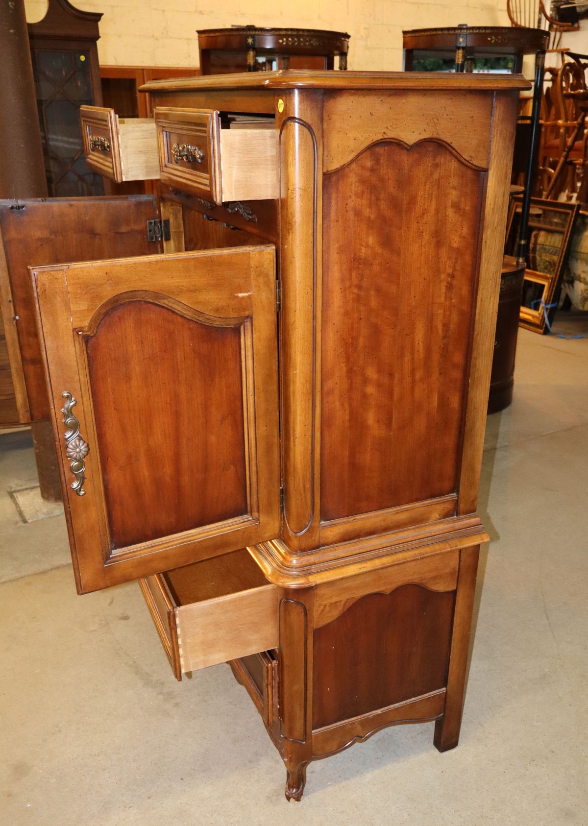 VTG Dixie Furn gentlemans chest with fitted interior