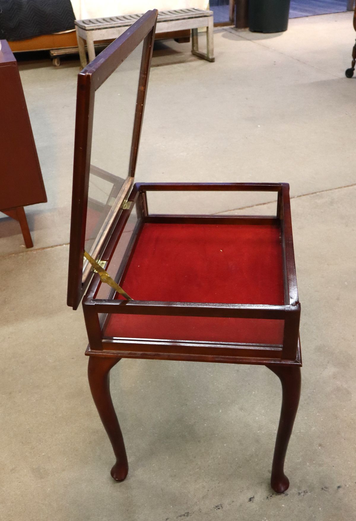Vintage mahogany finish lift top display table