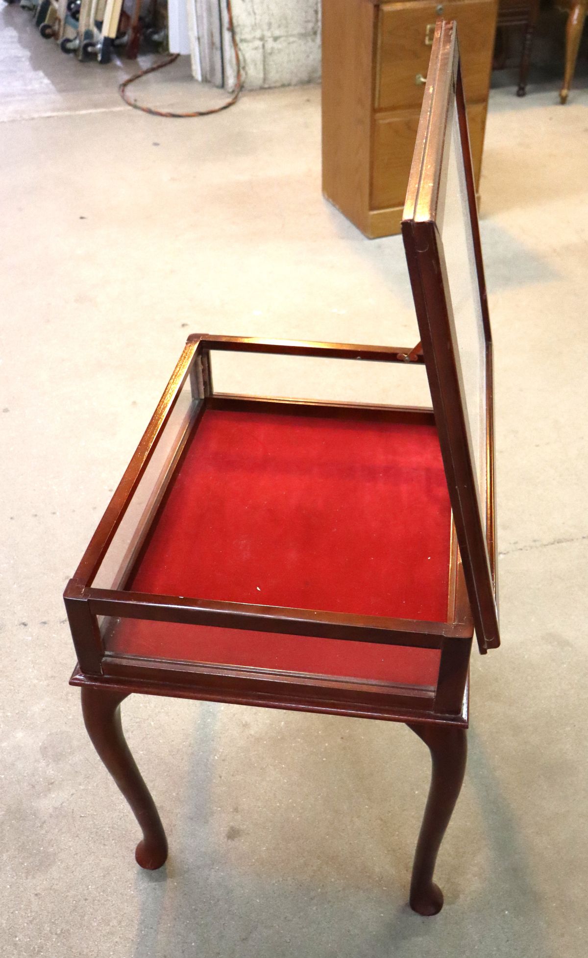 Vintage mahogany finish lift top display table