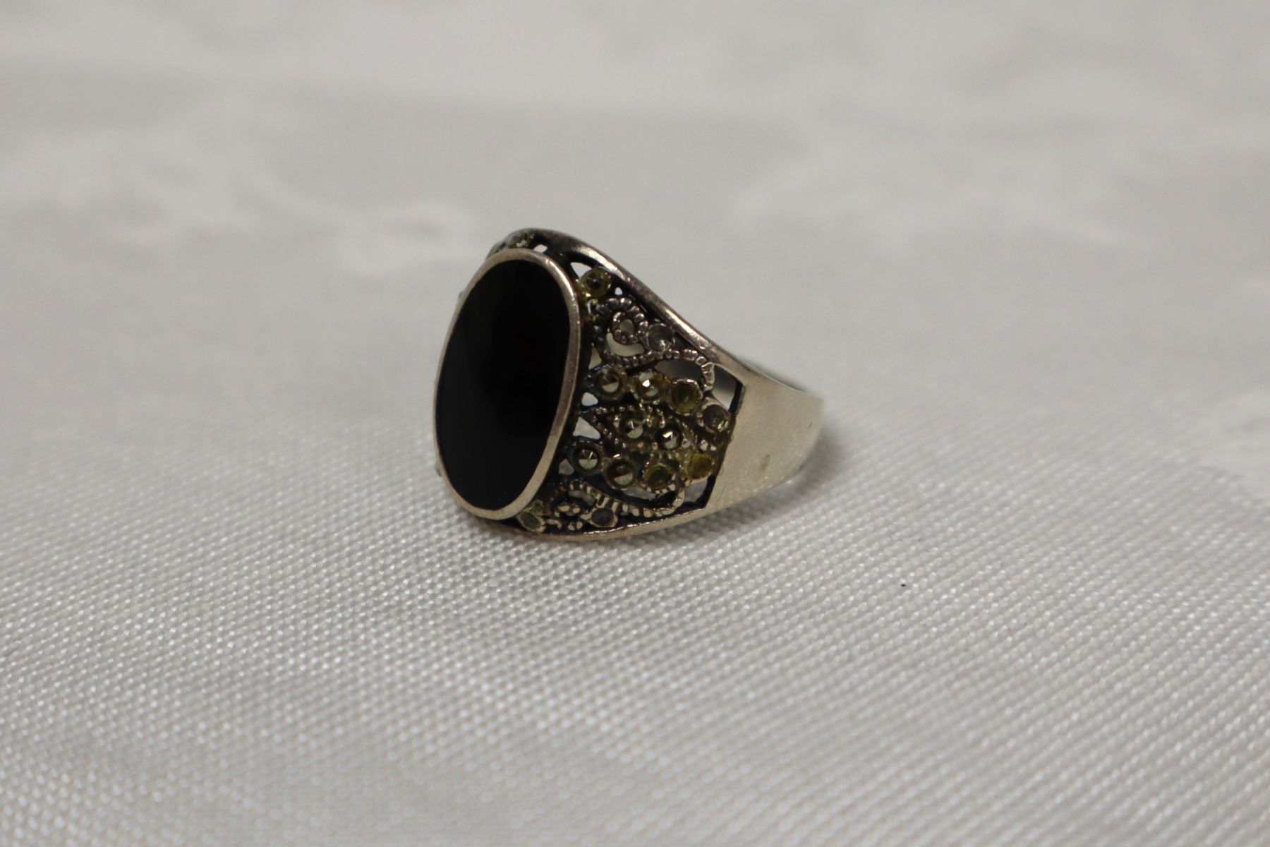 Vintage sterling silver filigree and onyx ring approx. size 8