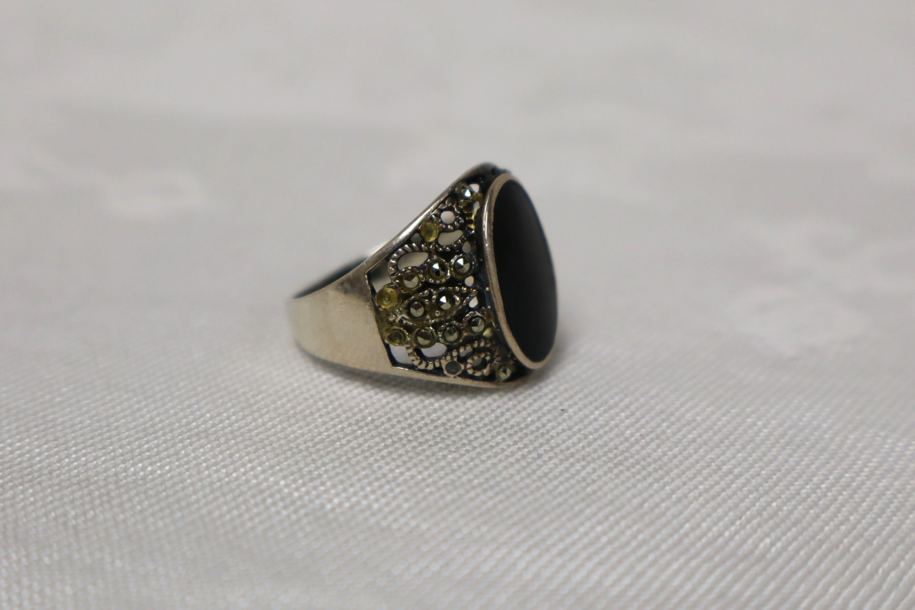 Vintage sterling silver filigree and onyx ring approx. size 8