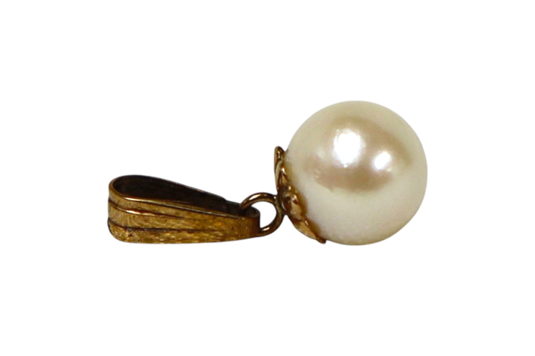 Petite pearl pendant