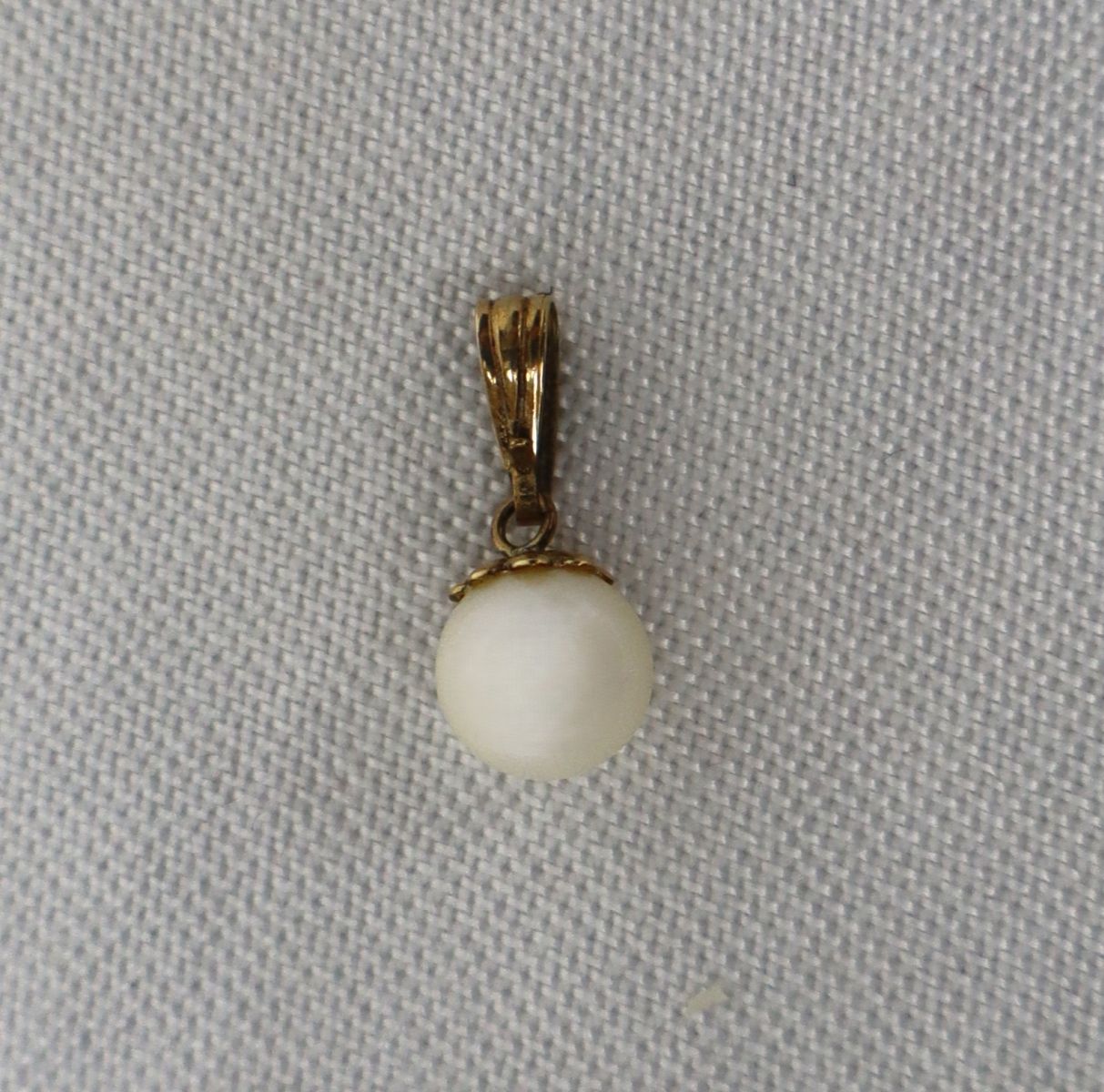 Petite pearl pendant