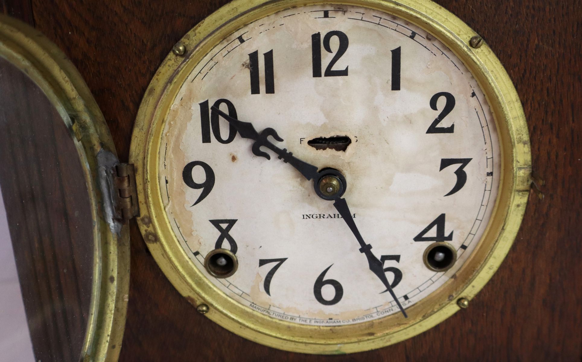 Antique Ingraham walnut mantle clock