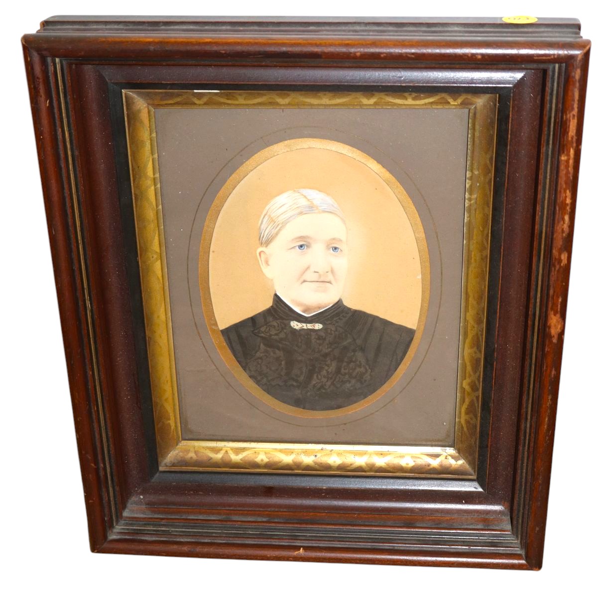 Antique Vict walnut deep frame w/portrait woman