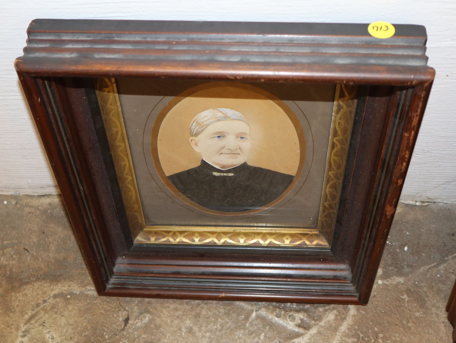 Antique Vict walnut deep frame w/portrait woman