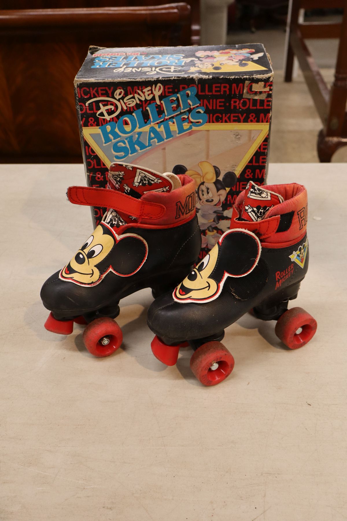 Set VTG Disney childrens roller skates in original box