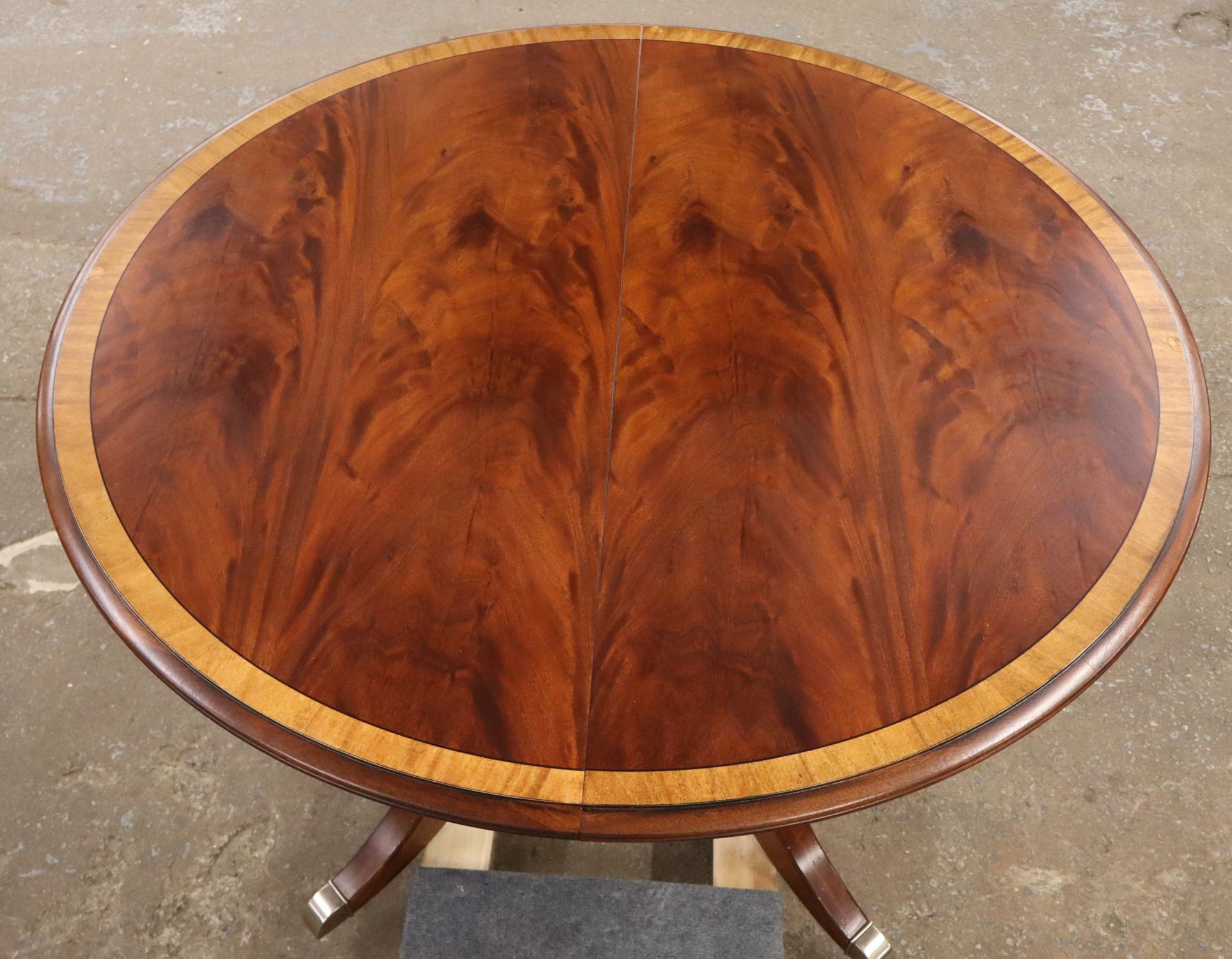 Ethan Allen 46" Burl Mahogany Table w/Leaf