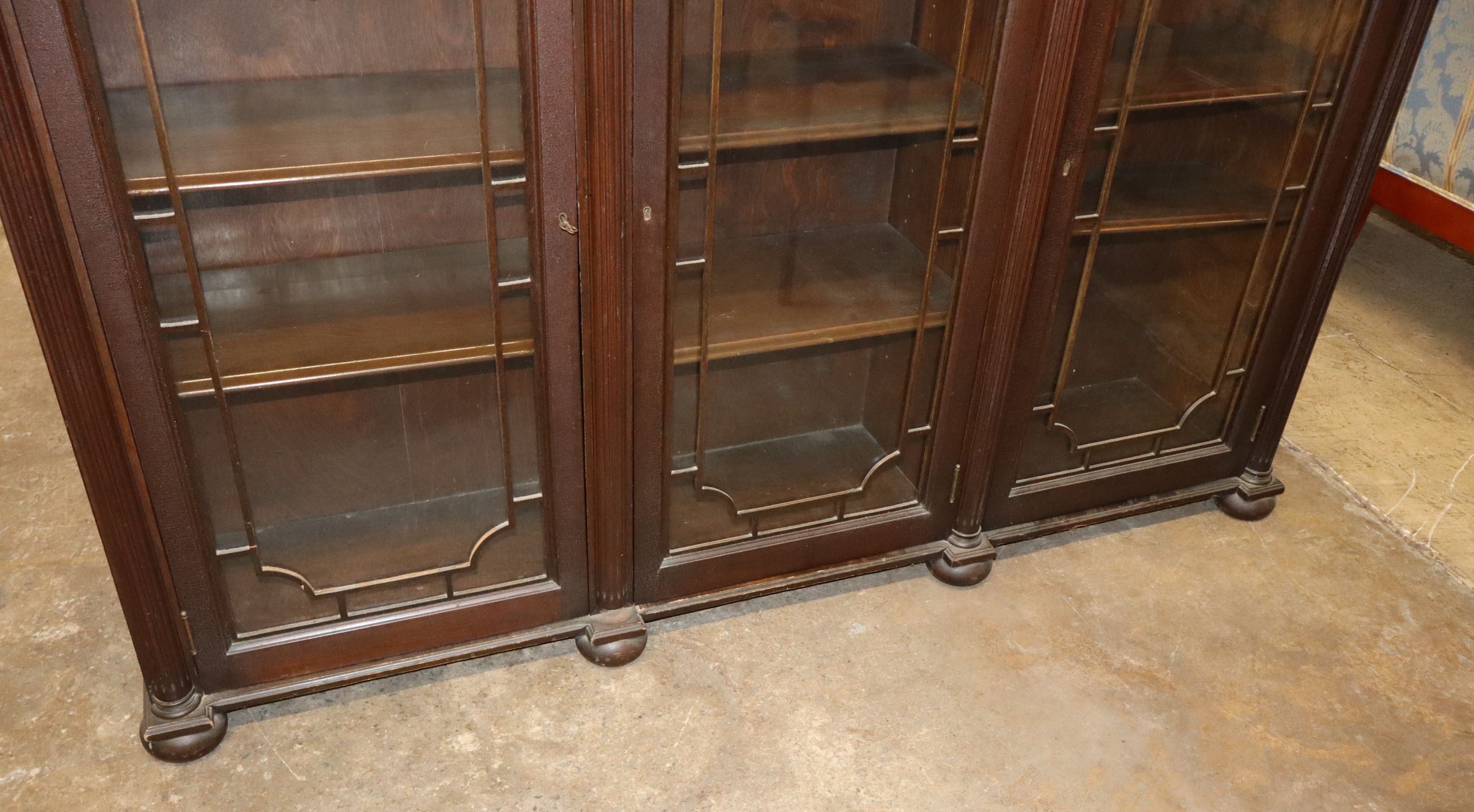 Antq Mahog Fluted Column Bookcase w/Key & 9 shelves