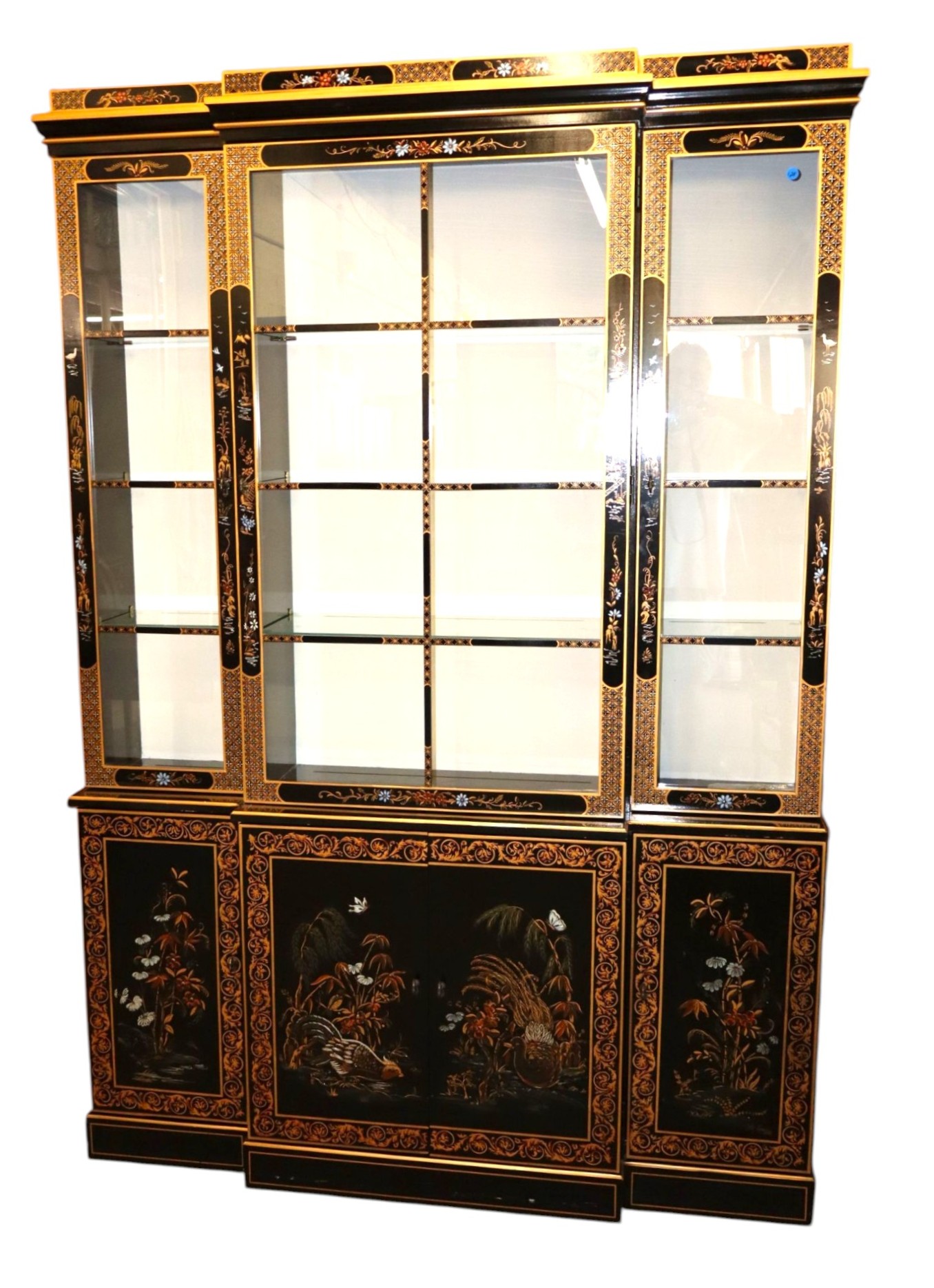 VTG Habersham Sg Chinoiserie 3-Dr Lighted China Cabinet