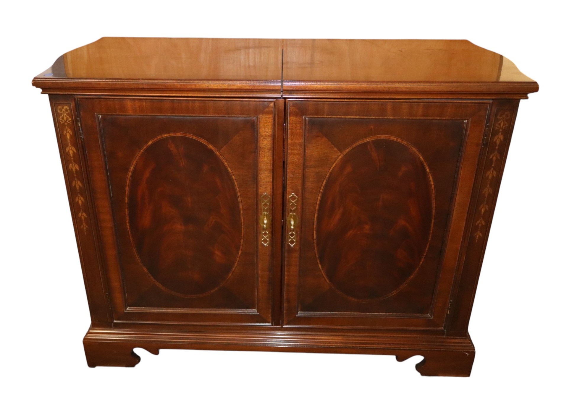 Drexel Hrtg Burl Mahog Slide Top Medallion Server