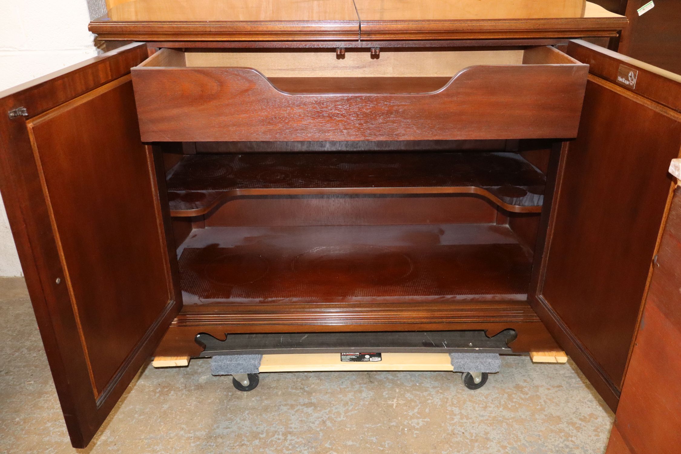 Drexel Hrtg Burl Mahog Slide Top Medallion Server