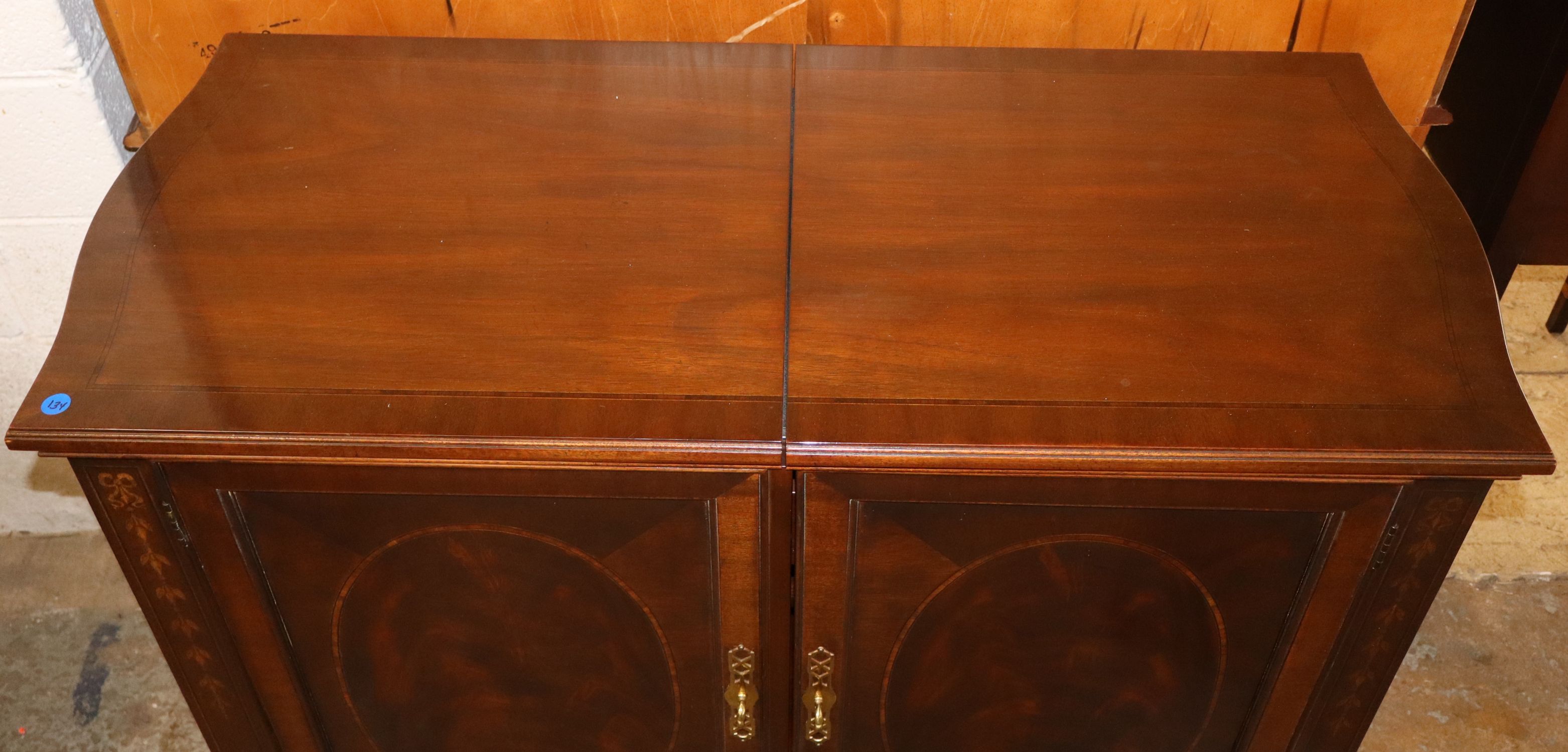 Drexel Hrtg Burl Mahog Slide Top Medallion Server