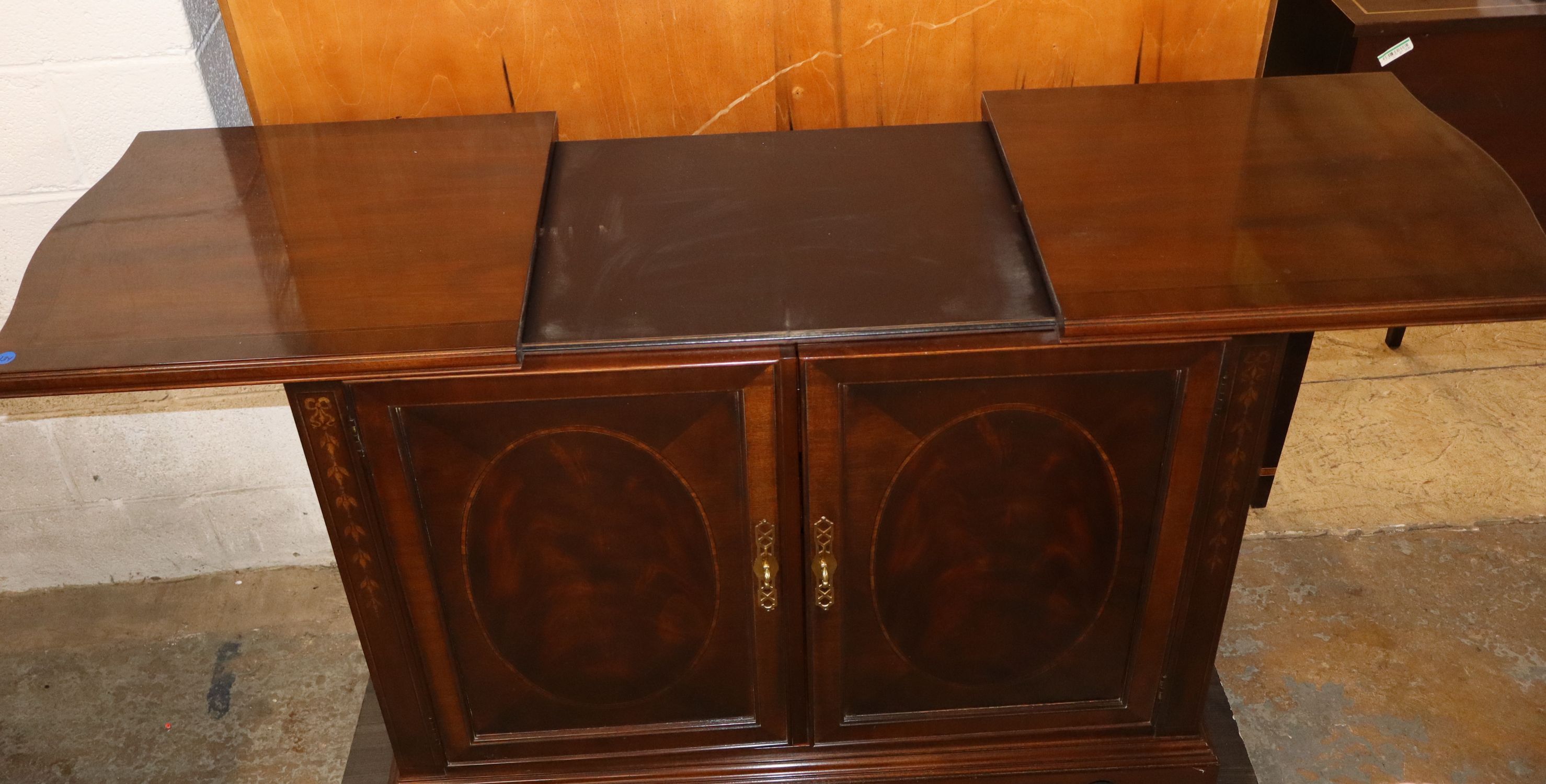 Drexel Hrtg Burl Mahog Slide Top Medallion Server