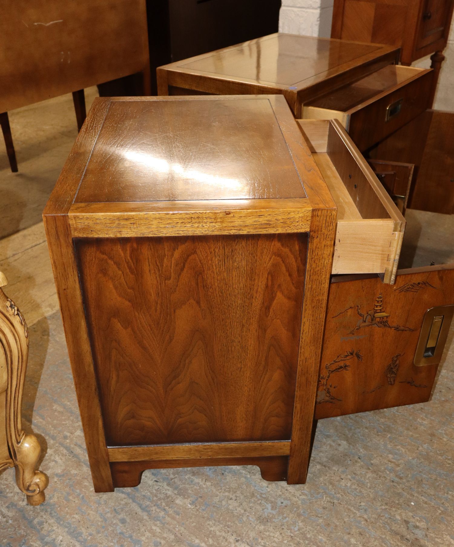 Pr VTG Drexel Hrtg Dynasty Walnut 1Dr 2Dr Stands