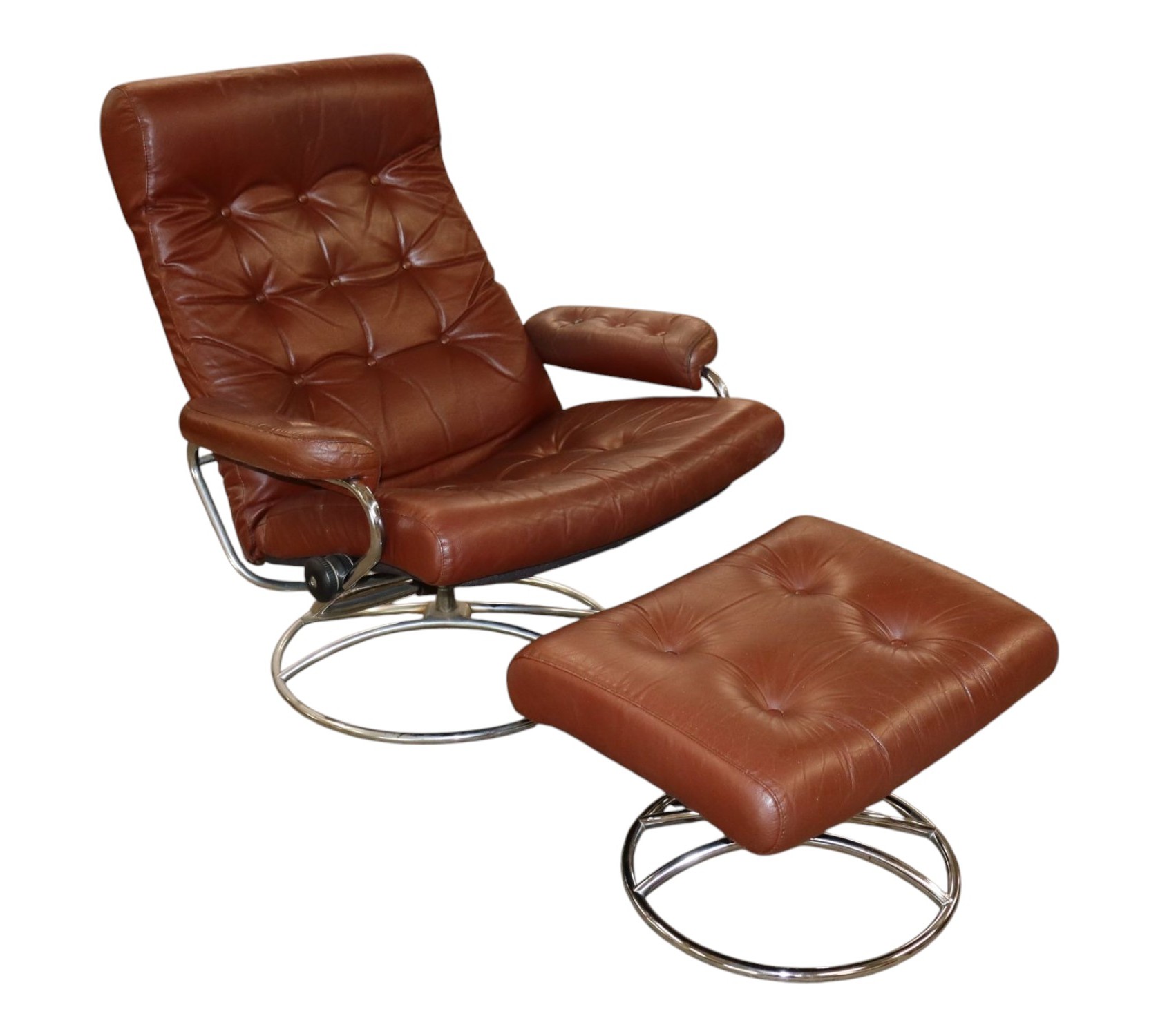 Zero Gravity Brn Leather Chair & Ott attr Ekornes