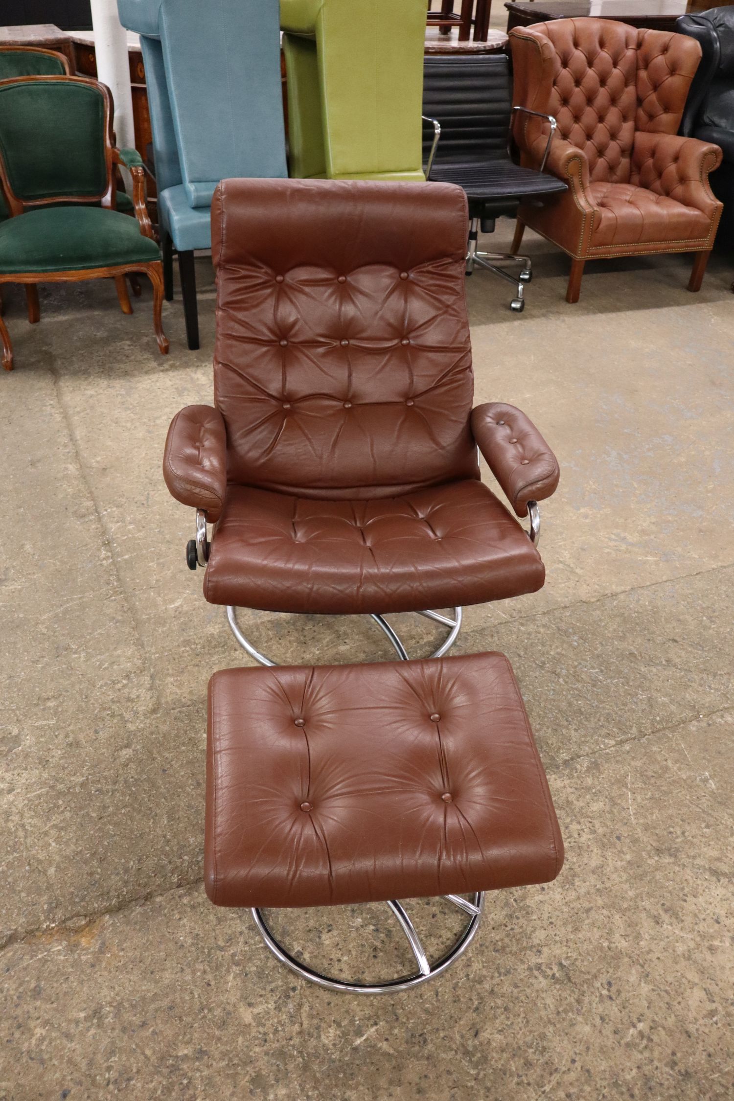 Zero Gravity Brn Leather Chair & Ott attr Ekornes