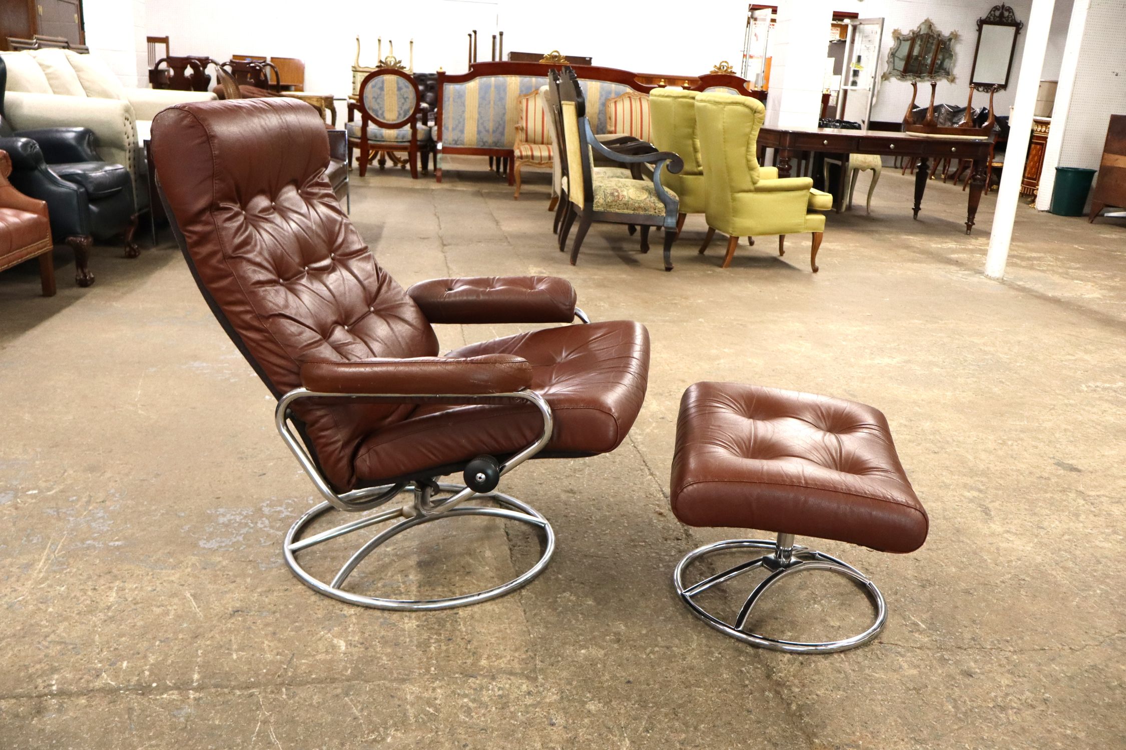 Zero Gravity Brn Leather Chair & Ott attr Ekornes