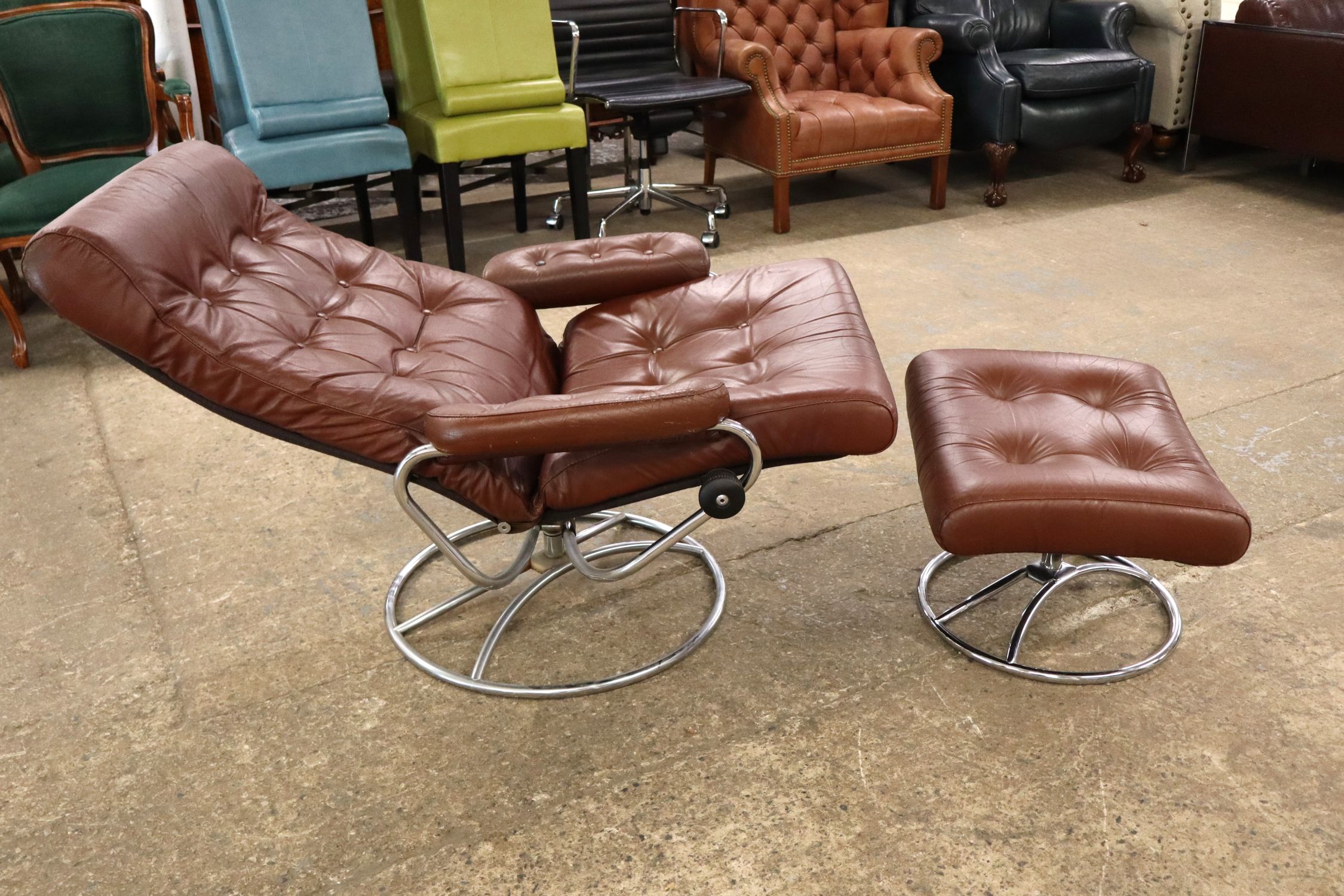 Zero Gravity Brn Leather Chair & Ott attr Ekornes