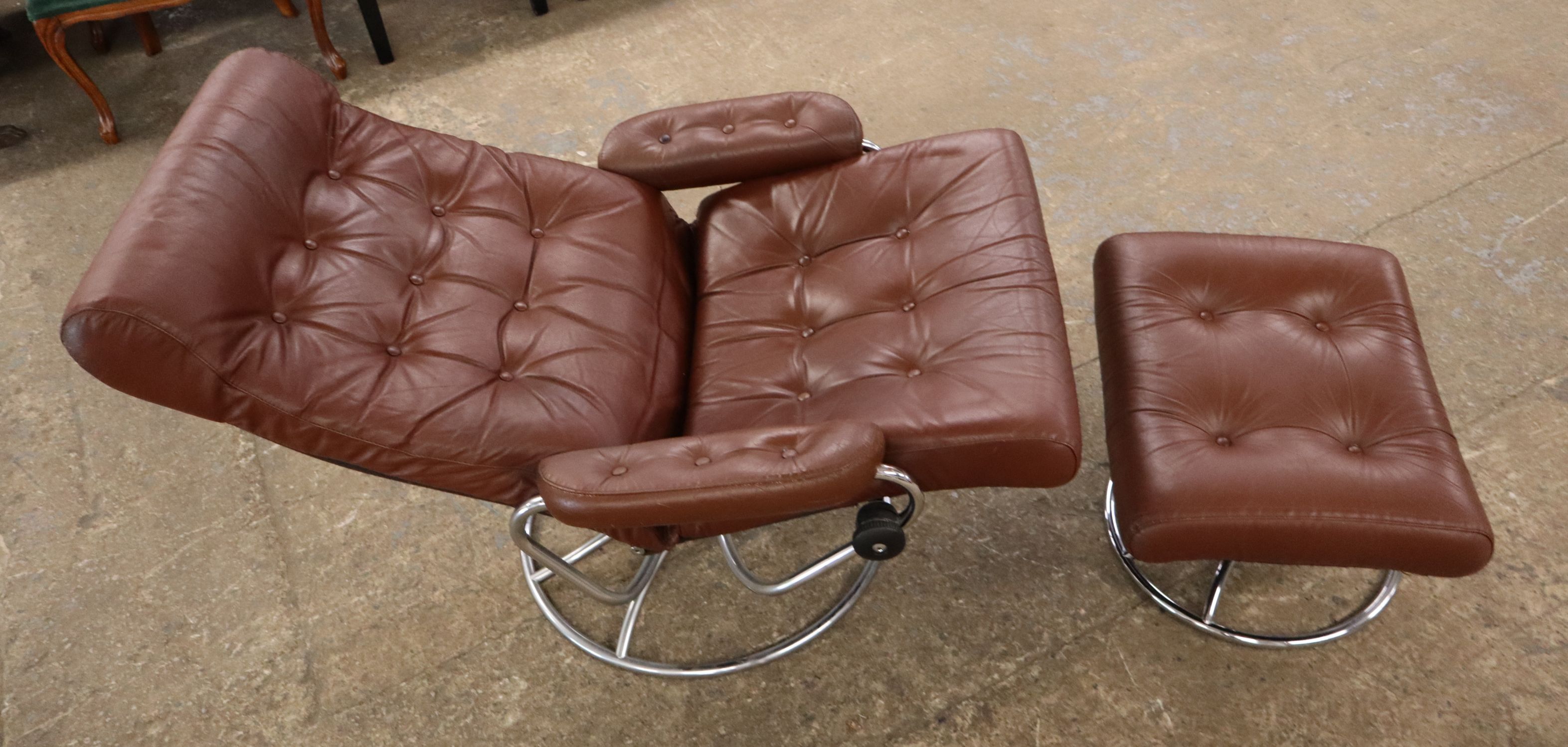 Zero Gravity Brn Leather Chair & Ott attr Ekornes
