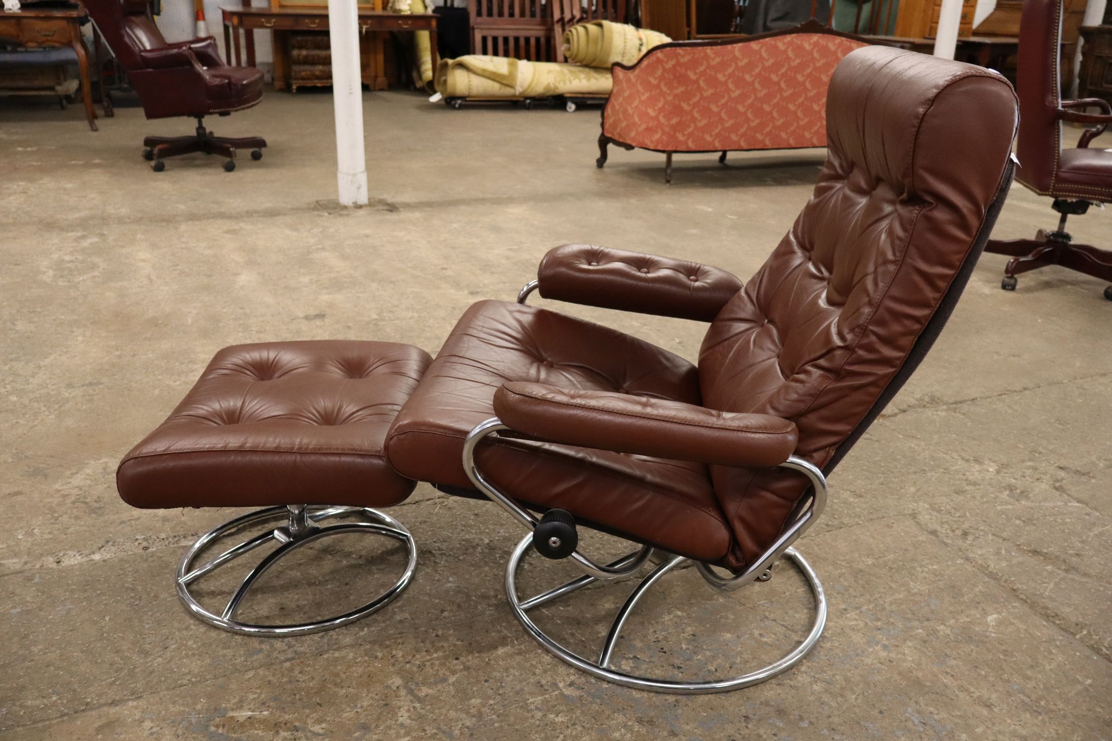 Zero Gravity Brn Leather Chair & Ott attr Ekornes