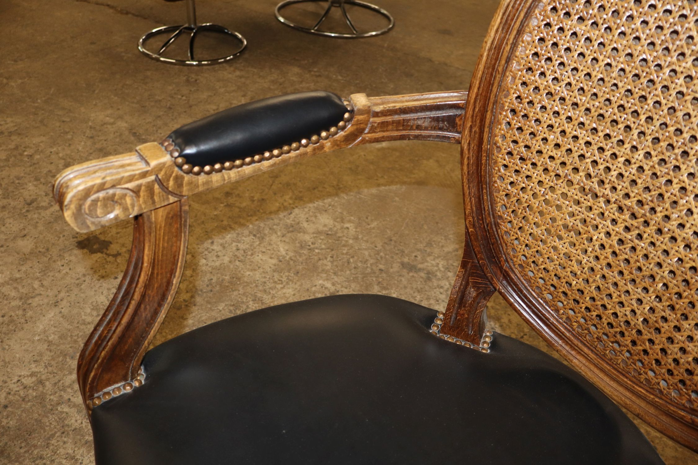 Quality FR Medallion Dbl Caned Blk Leather Chair