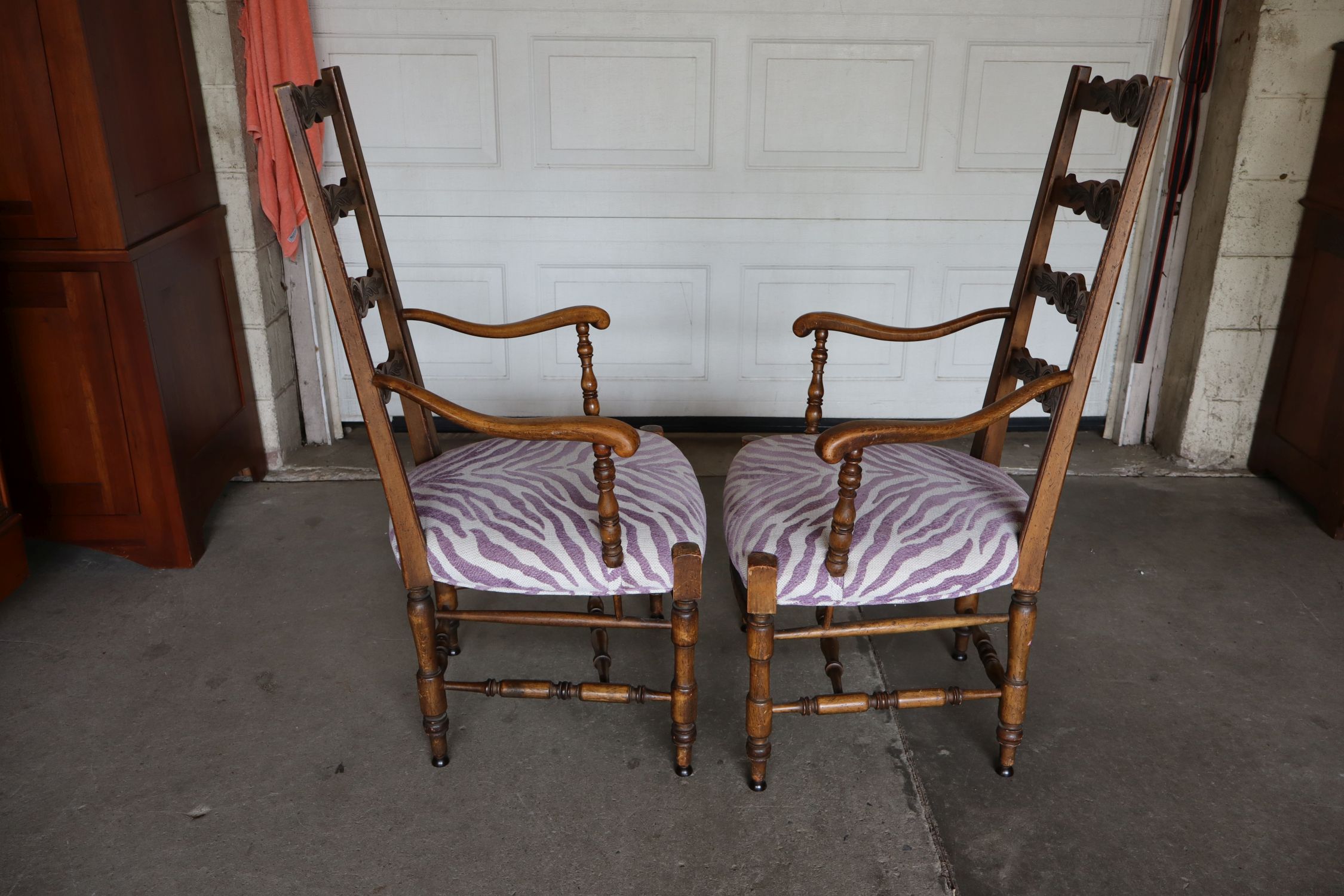 Pr Vtg FR Shell Crvd Ladder Back Arm Chairs