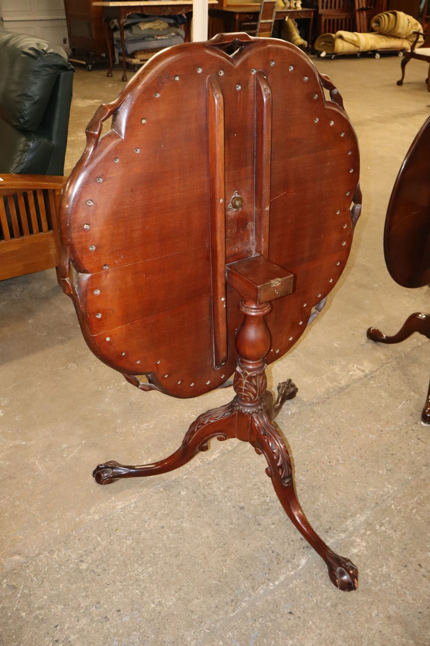 Antq Mah Scallop Crvd Tilt Top Table Paw Feet