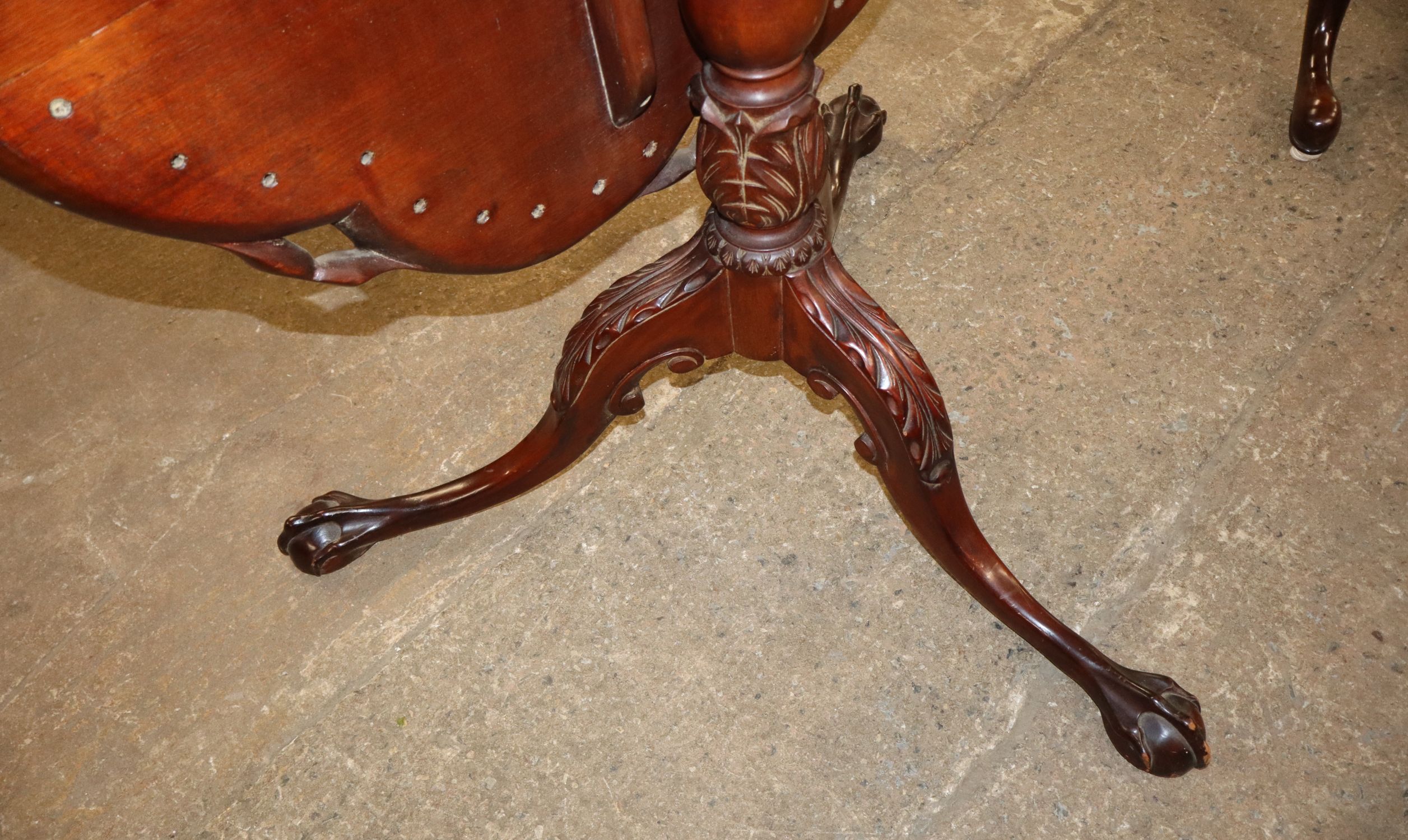 Antq Mah Scallop Crvd Tilt Top Table Paw Feet