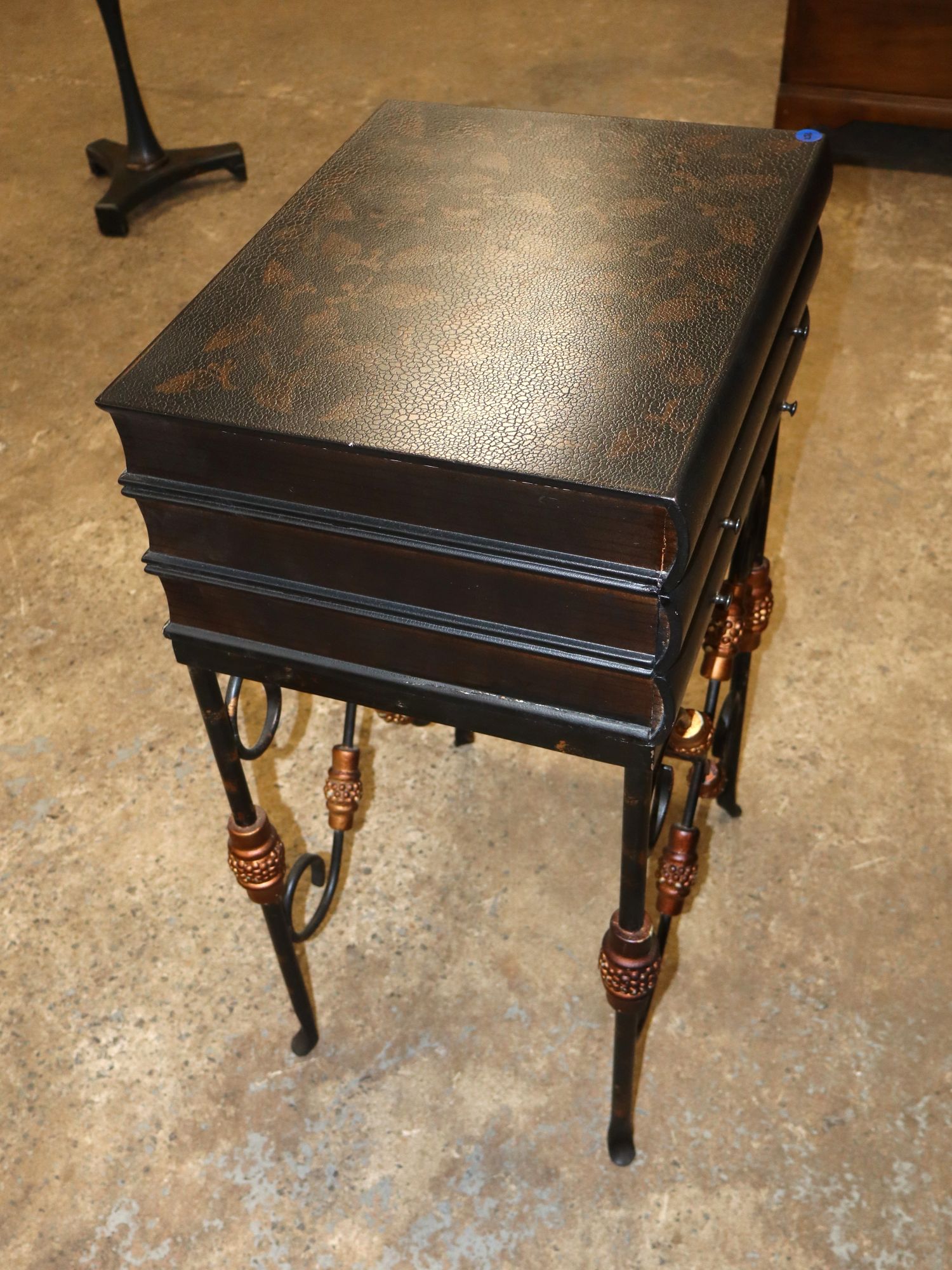 Collezione Europa Painted 2 Drawer Iron Stand